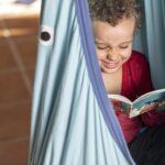 maly-chlopiec-czytanie-ksiazki